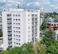 BÝVANIE NA HRADOM KOPCI - 3i byt, 90 m2 s balkónom, SVETLÁ ulica - Bytový dom na Svetlej ulici v Bratislave - Starom Meste, obklopený zeleňou a inými budovami.