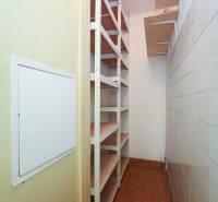 BÝVANIE NA HRADOM KOPCI - 3i byt, 90 m2 s balkónom, SVETLÁ ulica - Úzky priestor s regálmi a dlaždicami v 3-izbovom byte.