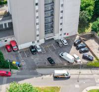 BÝVANIE NA HRADOM KOPCI - 3i byt, 90 m2 s balkónom, SVETLÁ ulica - V Bratislave - Starom Meste na Svetlej ulici je parkovisko pri bytovom dome.