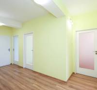 BÝVANIE NA HRADOM KOPCI - 3i byt, 90 m2 s balkónom, SVETLÁ ulica - Chodba so štyrmi bielymi dverami v 3-izbovom byte s drevenou podlahou.