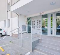BÝVANIE NA HRADOM KOPCI - 3i byt, 90 m2 s balkónom, SVETLÁ ulica - Vchod do bytového domu so schodmi a autom v Bratislave - Staré Mesto na Svetlej.