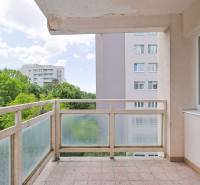 BÝVANIE NA HRADOM KOPCI - 3i byt, 90 m2 s balkónom, SVETLÁ ulica - Balkón s výhľadom na zeleň a paneláky v 3-izbovom byte.
