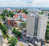 BÝVANIE NA HRADOM KOPCI - 3i byt, 90 m2 s balkónom, SVETLÁ ulica - Výhľad na Bratislavu - Staré Mesto z ulice Svetlá s viacerými obytnými budovami a zeleňou.
