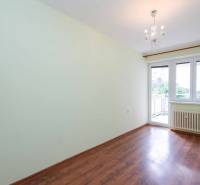 BÝVANIE NA HRADOM KOPCI - 3i byt, 90 m2 s balkónom, SVETLÁ ulica - Prázdna izba s laminátovou podlahou a balkónovými dvermi v 3-izbovom byte.
