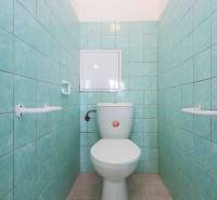 BÝVANIE NA HRADOM KOPCI - 3i byt, 90 m2 s balkónom, SVETLÁ ulica - Kúpeľňa s toaletou a tyrkysovými obkladačkami v 3-izbovom byte.