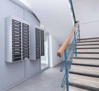 BÝVANIE NA HRADOM KOPCI - 3i byt, 90 m2 s balkónom, SVETLÁ ulica - Schodisko s poštovými schránkami v budove, Bratislava - Staré Mesto, Svetlá ulica.