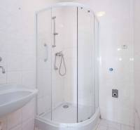BÝVANIE NA HRADOM KOPCI - 3i byt, 90 m2 s balkónom, SVETLÁ ulica - Kúpeľňa s rohovým sprchovým kútom a umývadlom v 3-izbovom byte.