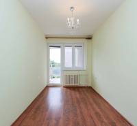 BÝVANIE NA HRADOM KOPCI - 3i byt, 90 m2 s balkónom, SVETLÁ ulica - Izba s drevenou podlahou a lustrom v 3-izbovom byte.