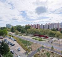 VYHĽADÁVANÁ 2-garsónka DE-LUXE v NAJVYHĽADÁVANEJŠEJ lokalite PETRŽALKY - Bratislava - Petržalka, dvojgarsónka na Jungmannovej, výhľad na parkovisko a električkovú trať.