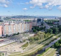 VYHĽADÁVANÁ 2-garsónka DE-LUXE v NAJVYHĽADÁVANEJŠEJ lokalite PETRŽALKY - Pohľad na mestskú časť Bratislava - Petržalka, blízko Jungmannovej ulice.