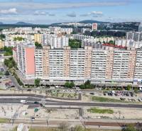 VYHĽADÁVANÁ 2-garsónka DE-LUXE v NAJVYHĽADÁVANEJŠEJ lokalite PETRŽALKY - Výhľad na obytný blok v Bratislave - Petržalke, na Jungmannovej ulici, Dvojgarsónka.
