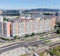 VYHĽADÁVANÁ 2-garsónka DE-LUXE v NAJVYHĽADÁVANEJŠEJ lokalite PETRŽALKY - Pohľad na sériu bytových domov na Jungmannovej ulici, Bratislava - Petržalka, s okolitou zeleňou.