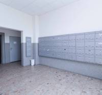 VYHĽADÁVANÁ 2-garsónka DE-LUXE v NAJVYHĽADÁVANEJŠEJ lokalite PETRŽALKY - Poštové schránky vo vchode na Jungmannovej ulici v Bratislave - Petržalke.