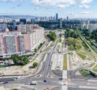 VYHĽADÁVANÁ 2-garsónka DE-LUXE v NAJVYHĽADÁVANEJŠEJ lokalite PETRŽALKY - Bratislava - Petržalka, pohľad na zástavbu a Jungmannovu s rekonštrukciou cesty.