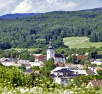 Lutila - 2.700 m2 POĽNOHOSPODÁRSKE POZEMKY v podiele 1/1 - Malebná panoráma Lutile s Poľnohospodárskymi a lesnými pozemkami a kostolom obklopeným zelenými lesmi.