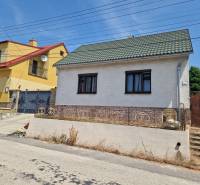 NA PREDAJ RODINNÝ DOM V OBCI ŠTEFANOV, OKRES SENICA - Rodinný dom v Štefanove s bielou omietkou a zelenou strechou na tichej ulici.
