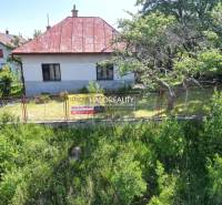 REZERVOVANÉ - Predaj, rodinný dom Vrbov - EXKLUZÍVNE... - Rodinný dom vo Vrbove, obklopený stromami a plotom, s ponukou na predaj.