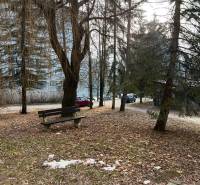 Hľadáme pre klienta 2 izb. byt v časti Fončorda - Banská Bystrica - Park s lavičkou a stromami v meste Banská Bystrica, ideálne miesto pre 2-izbový byt.