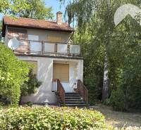 EXKLUZÍVNE IBA U NÁS !!! vám ponúka na predaj r - Chata v Radvani nad Dunajom, obklopená zeleňou s terasou a satelitom.