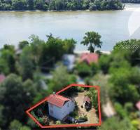 EXKLUZÍVNE IBA U NÁS !!! vám ponúka na predaj r - Chata v Radvani nad Dunajom pri rieke s výhľadom na zeleň a vodu.