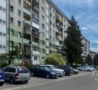 Slnečný 4,5-izb. byt, Stará Ľubovňa, Okružná ulica - Exteriér bytového domu s parkovaním na Okružnej ulici v Starej Ľubovni.