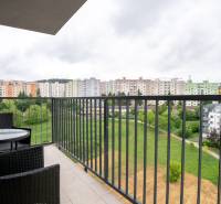 ZARIADENÝ - 3i v novostavbe 76 m2 + balkon - Trenčín - Balkón s výhľadom na sídlisko Halalovka v Trenčíne, pri 3-izbovom byte s exteriérovým posedením.