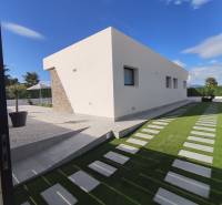 CALASPARRA - samostatná vila v L tvare s bazénom - Vila v Calasparre so záhradnou architektúrou, kamennými detailmi a upraveným trávnikom.