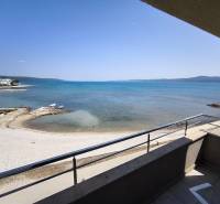 CHORVÁTSKO - Apartmány 1.rad od mora - SUKOŠAN, ZADAR - Výhľad z balkóna 1-izbového bytu v Sukošane s pohľadom na tyrkysové more.