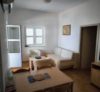 CHORVÁTSKO - Apartmány 1.rad od mora - SUKOŠAN, ZADAR - Jasný 1-izbový byt s drevenou podlahou, stolom, televíziou a sedačkou.