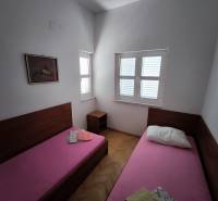 CHORVÁTSKO - Apartmány 1.rad od mora - SUKOŠAN, ZADAR - Dve jednolôžkové postele vedľa seba v 1-izbovom byte, svetlá izba s drevenými podlahami.