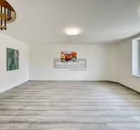 Prenájom, rodinný dom Hurbanovo - V rodinnom dome sú drevené schody, obrazy na stenách a veľké okno.