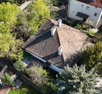 STARŠÍ RODINNÝ DOM S 669 m2 POZEMKOM v lukratívnej lokalite BA I. - Letecký pohľad na rodinný dom obklopený zeleňou na ulici Banícka.