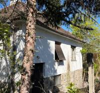 STARŠÍ RODINNÝ DOM S 669 m2 POZEMKOM v lukratívnej lokalite BA I. - Rodinný dom na ulici Banícka obklopený zeleňou a stromami.