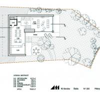 STARŠÍ RODINNÝ DOM S 669 m2 POZEMKOM v lukratívnej lokalite BA I. - Pôdorys rodinného domu na ulici Banícka zahŕňa terasu a interiér so schodiskom.