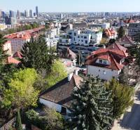 STARŠÍ RODINNÝ DOM S 669 m2 POZEMKOM v lukratívnej lokalite BA I. - Pohľad na mesto s budovami, ulicami Banícka, Rodinný dom v susedstve.