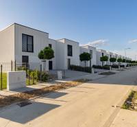 REZERVOVANÉ Krásny 4i RD 105m2, smart systém, záhrada, úplne nový - Radová výstavba rodinných domov na Lipovej ulici v Chorvátskom Grobe s upravenou záhradou.