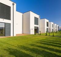 REZERVOVANÉ Krásny 4i RD 105m2, smart systém, záhrada, úplne nový - Rad domov s trávnikom na ulici Lipová v Chorvátskom Grobe.