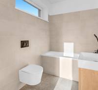 REZERVOVANÉ Krásny 4i RD 105m2, smart systém, záhrada, úplne nový - Kúpeľňa s vaňou, závesným WC a umývadlom v rodinnom dome.