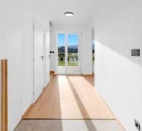 REZERVOVANÉ Krásny 4i RD 105m2, smart systém, záhrada, úplne nový - Svetlá chodba s drevenou podlahou a vstavanou skriňou v rodinnom dome.