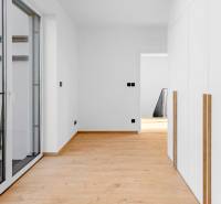 REZERVOVANÉ Krásny 4i RD 105m2, smart systém, záhrada, úplne nový - Svetlá izba v rodinnom dome s drevenou podlahou a vstavanými skriňami.