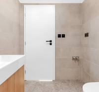 REZERVOVANÉ Krásny 4i RD 105m2, smart systém, záhrada, úplne nový - Kúpeľňa v rodinnom dome s umývadlom, zrkadlom a béžovými stenami.