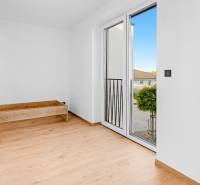REZERVOVANÉ Krásny 4i RD 105m2, smart systém, záhrada, úplne nový - Svetlá miestnosť v rodinnom dome s drevenou podlahou a veľkým oknom.