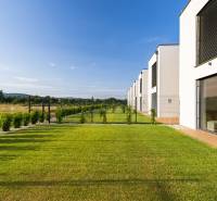 REZERVOVANÉ Krásny 4i RD 105m2, smart systém, záhrada, úplne nový - Záhrada rodinného domu s trávnikom na Lipovej ulici v Chorvátskom Grobe.