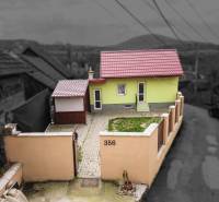  4i RD s pozemkom 269m2, Kálnica - NMnV - Rodinný dom s červenou strechou na kopci, oplotený dvor s bránou.