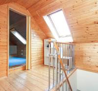  4i RD s pozemkom 269m2, Kálnica - NMnV - Podkrovie s drevenými stenami a strešnými oknami, ideálne pre rodinný dom.