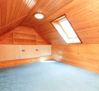  4i RD s pozemkom 269m2, Kálnica - NMnV - Podkrovie rodinného domu s drevenými stenami, modrým kobercom a strešným oknom.