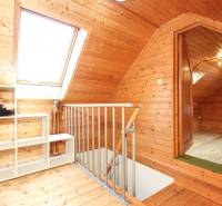  4i RD s pozemkom 269m2, Kálnica - NMnV - Podkrovie s dreveným obkladom, schody, strešné okno a praktický regál v rodinnom dome.