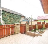  4i RD s pozemkom 269m2, Kálnica - NMnV - Chodník s kvetinovým záhonom lemovaný dreveným plotom, vedie k rodinnému domu.
