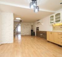  4i RD s pozemkom 269m2, Kálnica - NMnV - Obývacia izba rodinného domu s drevenými podlahami, kuchyňou a schodišťom z kameňa.