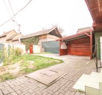  4i RD s pozemkom 269m2, Kálnica - NMnV - Vonkajšie prostredie so záhradou pri rodinnom dome, altánok a oplotený dvor.